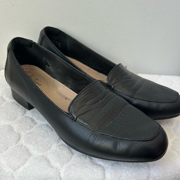 Clarks Shoes - Clarks Women's Juliet Lora Loafer black leather crocodile texture top Size 8